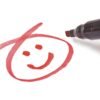 un dessin de smiley souriant au marqueur rouge pour une relecture éditoriale dans la bonne humeur