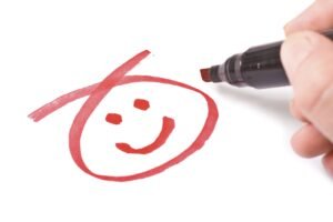 un dessin de smiley souriant au marqueur rouge pour une relecture éditoriale dans la bonne humeur