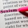 une page de texte, le mot sexisme est surligné en rose