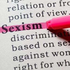une page de texte, le mot sexisme est surligné en rose