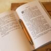 photo d'un livre ouvert mis en pages par l'éditrice freelance