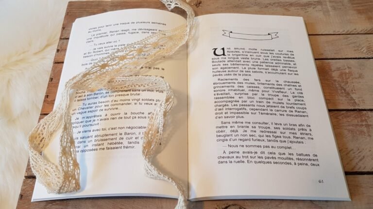 À gauche la fausse page et à droite la belle page.