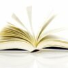 photo d'un livre ouvert dont les pages sont en train de se tourner