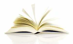photo d'un livre ouvert dont les pages sont en train de se tourner