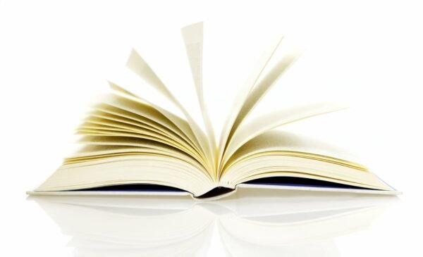 photo d'un livre ouvert dont les pages sont en train de se tourner