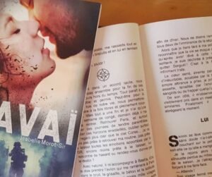 un livre ouvert et un fermé en photo pour une relecture éditoriale