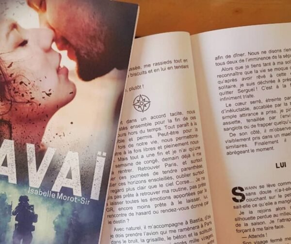 un livre ouvert et un fermé en photo pour une relecture éditoriale