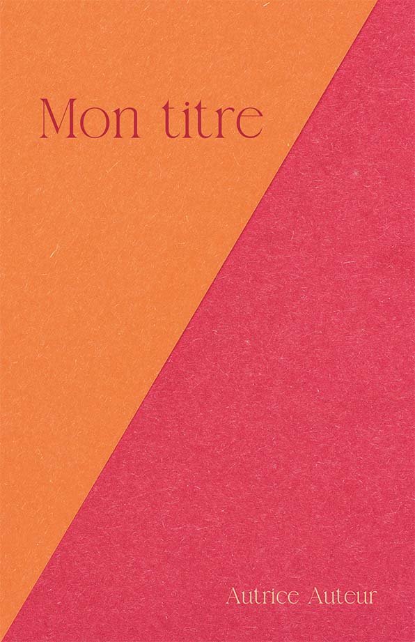 première de couverture la page est divisée en diagonale avec la partie du haut couleur abricot et celle du bas rose fuchsia. Le titre en haut reprend la couleur du bas et le nom de l'auteurice en bas celle du haut. La police avec serif est élégante.