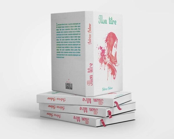 La couverture présentée sur un mock up avec une pile de livres surmontée d'un livre ouvert on voit la première de couverture La couverture présente un fond blanc texturé. Au centre un visage de femme voilée dans des tons rouges. En haut un titre en vert dans une police travaillée. En bas le nom de l'auteurice en vert dans la même police. Sur le dos la titraille en rouge sur la quatrième de couverture le résumé en vert et les mentions légales en bas en rouge plus le code barres