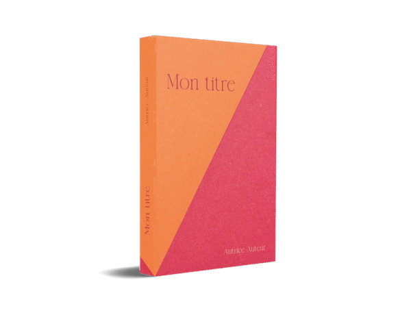 la couverture présentée en mock up sous la forme d'un livre debout. Le dos et la 1ère de couverture sont visibles.
