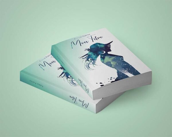 On voit la silhouette d'une femme en bleu le titre est en police manuscrite et le nom de l'auteurice en police sans serif. mock up pile de 2 livres