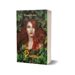 la couverture est un montage photo d'une femme rousse au milieu de feuilles de végétation elle porte une couronne sur la tête. Le titre est dans une police cursive avec des arabesques et elle est dorée. Elle est dans un mockup qui présente le livre en 3D présenté debout.