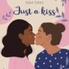 Cover_just-a-kiss flat design une jeune femme à la peau foncée et aux cheveux noir embrasse une femme blanche aux cheveux châtains coiffés en chignon. Le fond est rose et beige avec des petites feuilles bleues.