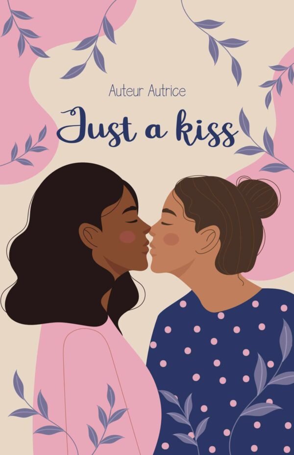 Cover_just-a-kiss flat design une jeune femme à la peau foncée et aux cheveux noir embrasse une femme blanche aux cheveux châtains coiffés en chignon. Le fond est rose et beige avec des petites feuilles bleues.