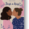 mockup_just a kiss 1 flat design une jeune femme à la peau foncée et aux cheveux noir embrasse une femme blanche aux cheveux châtains coiffés en chignon. Le fond est rose et beige avec des petites feuilles bleues.