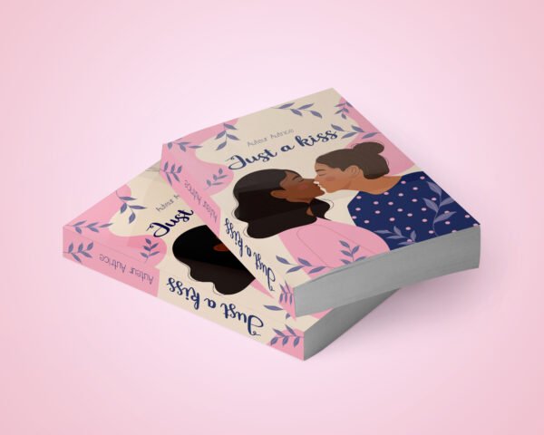 mockup_just a kiss 2 flat design une jeune femme à la peau foncée et aux cheveux noir embrasse une femme blanche aux cheveux châtains coiffés en chignon. Le fond est rose et beige avec des petites feuilles bleues. sous forme de deux livres empilés