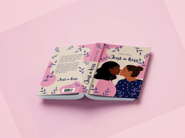 Mockups Design le livre ouvert laissant visible 4e de couverture, dos et première de couverture flat design une jeune femme à la peau foncée et aux cheveux noir embrasse une femme blanche aux cheveux châtains coiffés en chignon. Le fond est rose et beige avec des petites feuilles bleues.